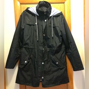 Women’s Lightweight Hooded Raincoat/Windbreaker